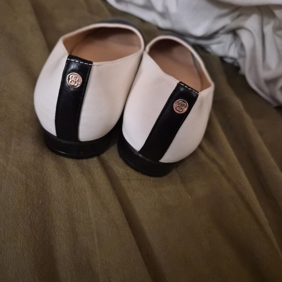 Bandolino Women's Black and White Flats - Picture 9 of 10
